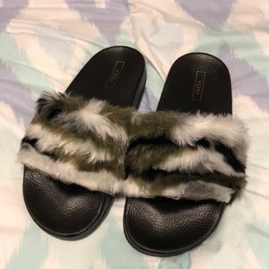 Black w/camouflage striped fur sandals size 7 NEW